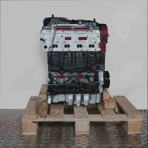 CFHD Motor auf Holzpalette vor weißem Hintergrund. Detailaufnahme des Motors mit gelben Abdeckungen.
