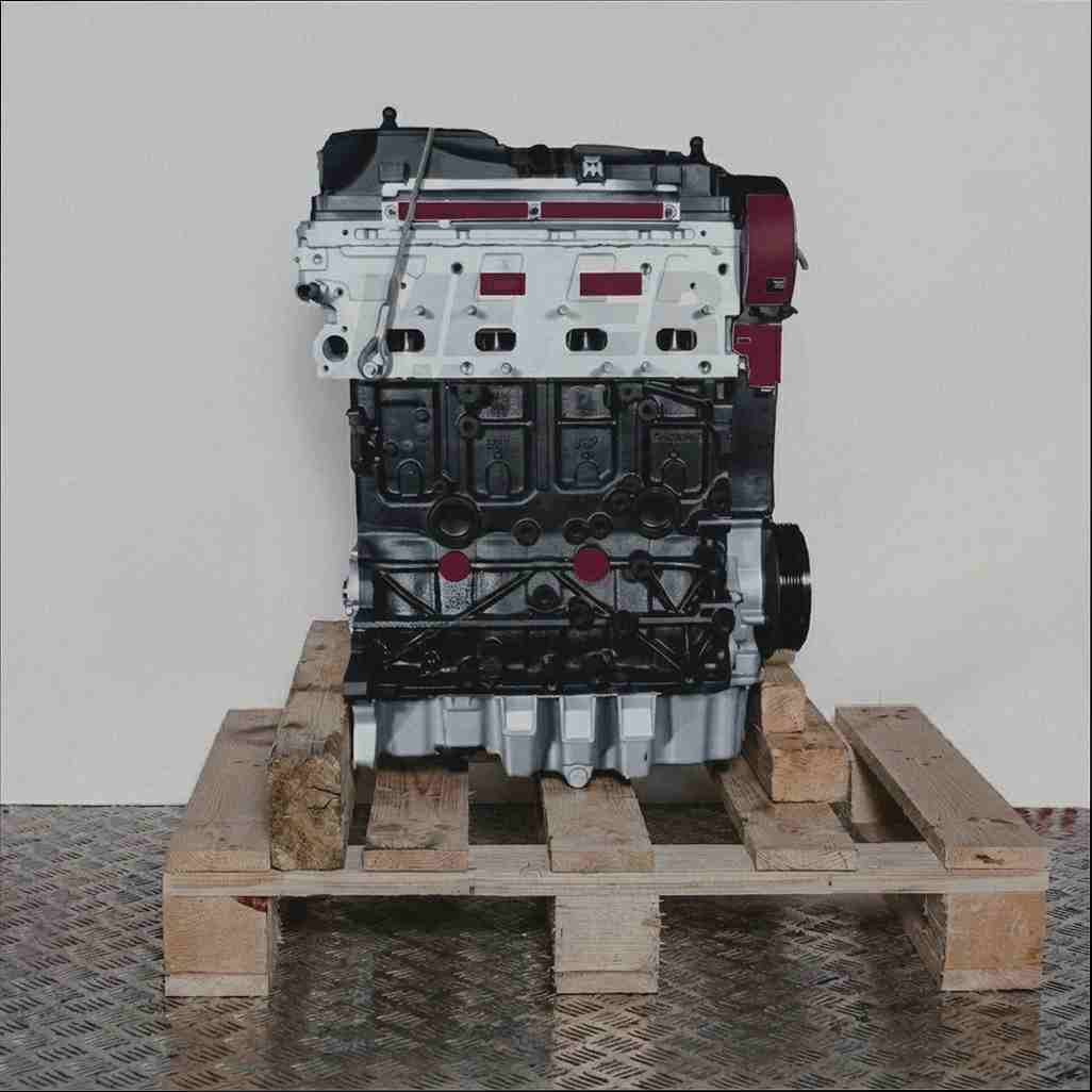 CFHD Motor auf Holzpalette vor weißem Hintergrund. Detailaufnahme des Motors mit gelben Abdeckungen.