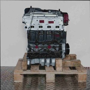 Motor CFHF auf Holzpalette vor weißem Hintergrund. Der schwarze Motorblock und die silbernen Anbauteile sind gut erkennbar.
