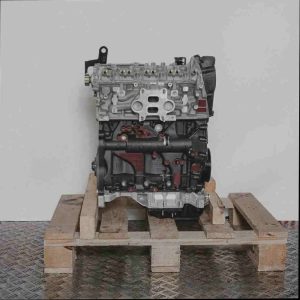 Motor CJSC auf Holzpalette vor weißem Hintergrund. Das schwarz-silberne Triebwerk ist seitlich und vertikal ausgerichtet.