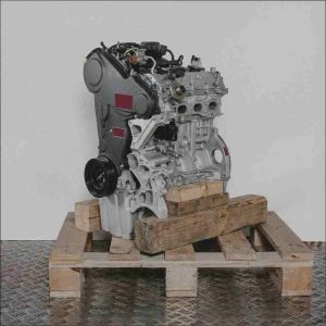 Seitenansicht des Motors CKUC auf einer Holzpalette vor weißem Hintergrund. Der Motor ist vollständig sichtbar und vertikal ausgerichtet.