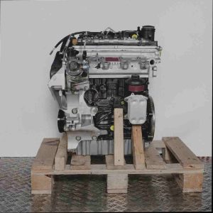 Seitenansicht des Motors CLCA auf einer Holzpalette vor weißem Hintergrund. Der Motor zeigt schwarze, silberne und gelbe Details.