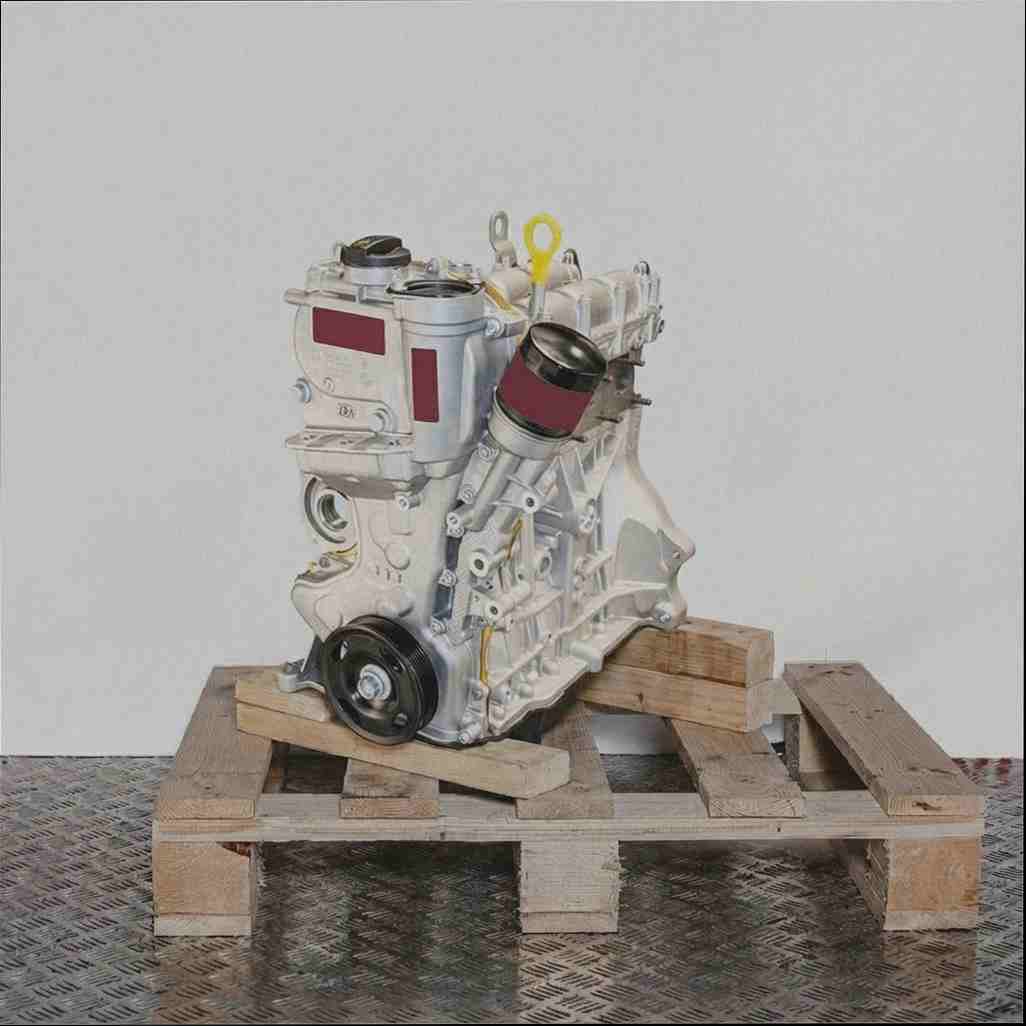 CNKA Motor auf Holzpalette vor weißem Hintergrund. Seitenansicht des Motors in leicht schräger Perspektive.
