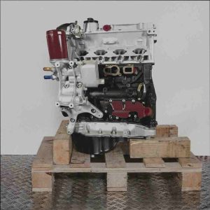 Motor CPMA auf Holzpalette vor weißem Hintergrund. Der silber-schwarze Motor wird seitlich dargestellt.