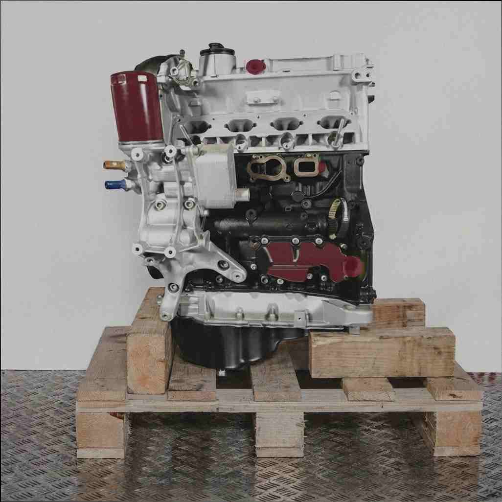 Motor CPMA auf Holzpalette vor weißem Hintergrund. Der silber-schwarze Motor wird seitlich dargestellt.