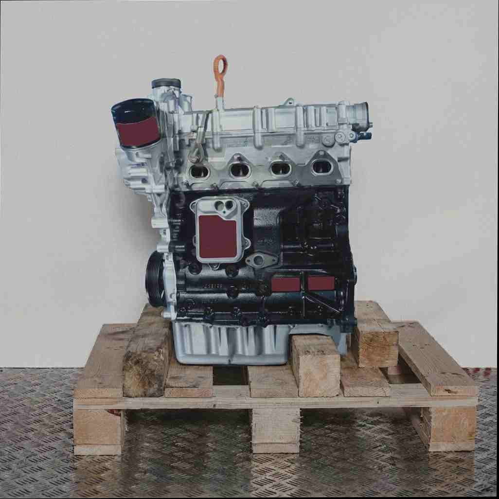 Motor CTHB auf Holzpalette vor weißem Hintergrund. Der silberne und schwarze Motor ist von der Seite zu sehen.