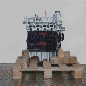 Motor CTHC auf Holzpalette vor weißem Hintergrund. Der silber-schwarze Motor wird seitlich und frontal dargestellt.