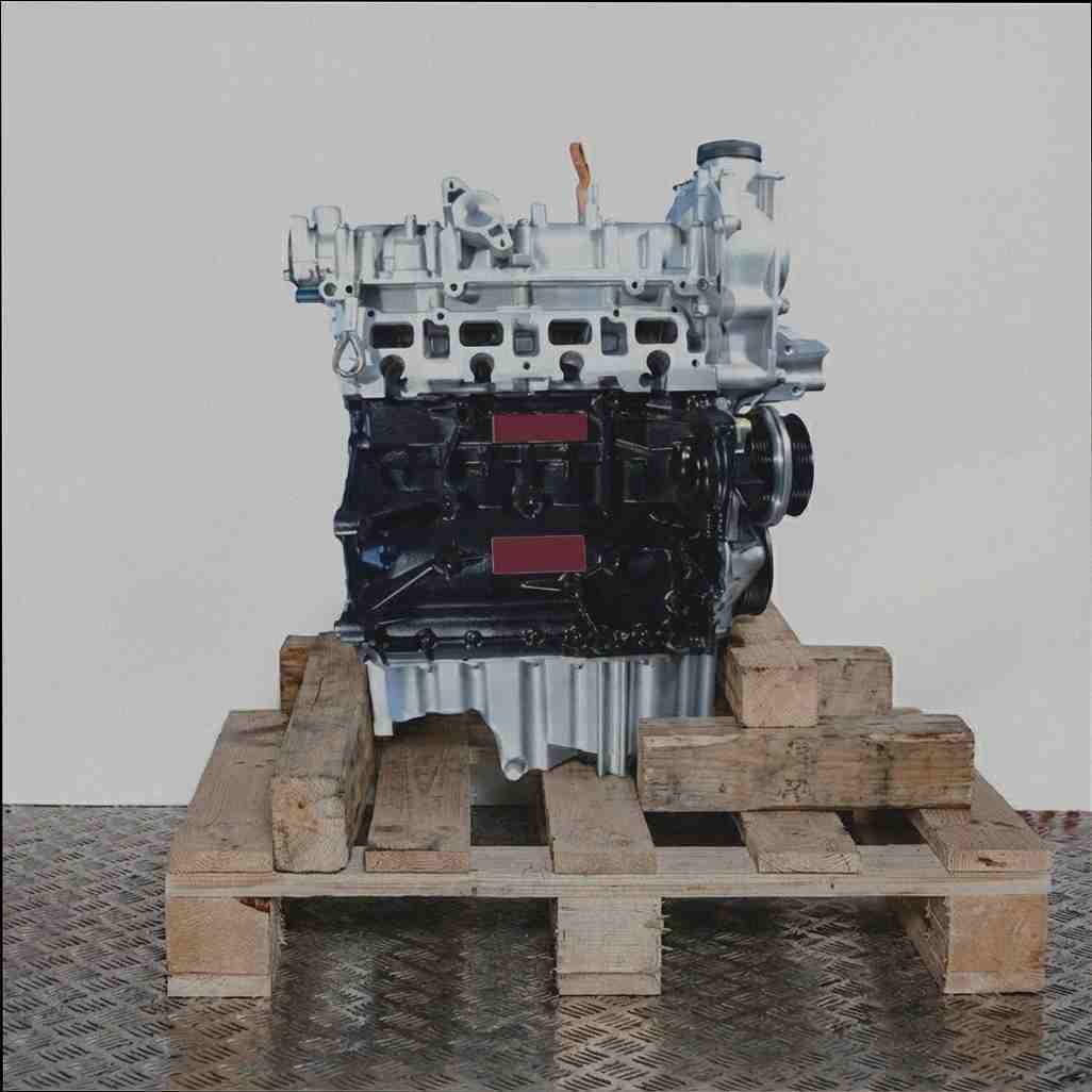 Motor CTHC auf Holzpalette vor weißem Hintergrund. Der silber-schwarze Motor wird seitlich und frontal dargestellt.