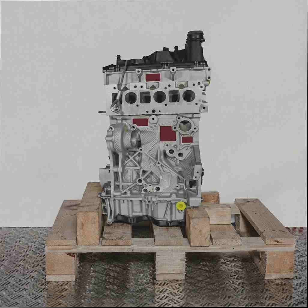 Seitenansicht eines CUSA-Motors auf einer Holzpalette vor weißem Hintergrund. Der Motor in Grau und Schwarz mit gelben Akzenten ist vertikal ausgerichtet.