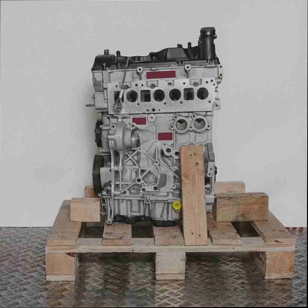 Seitenansicht eines CUTA Motors auf einer Holzpalette vor weißem Hintergrund. Gelbe Kappen sind sichtbar. Der Motor ist vollständig abgebildet.