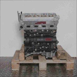Seitenansicht eines Motors mit dem Code CZJA auf einer Holzpalette vor weißem Hintergrund. Der Motor in Schwarz und Silber mit braunen Elementen ist vertikal ausgerichtet.