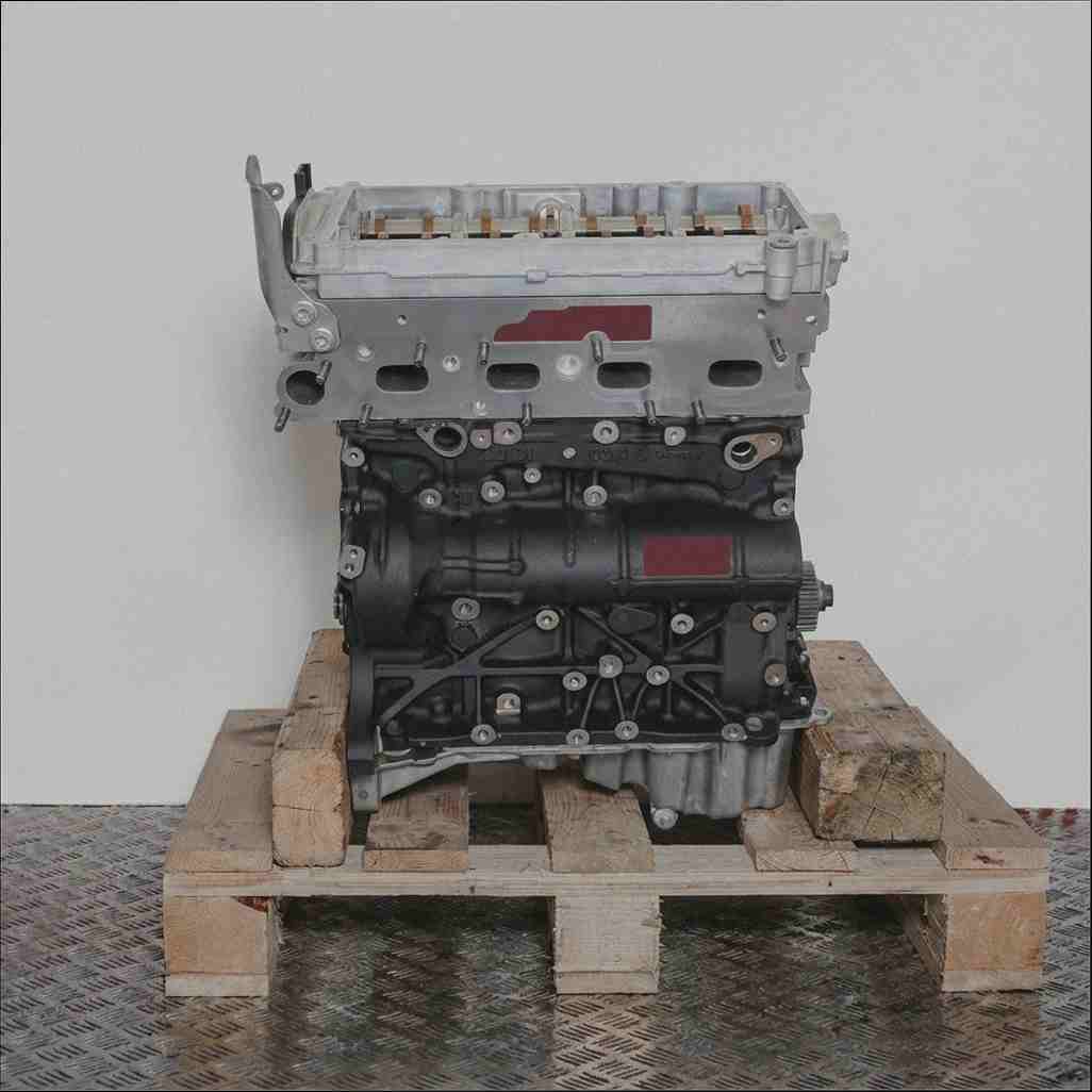 Seitenansicht eines Motors mit dem Code CZJA auf einer Holzpalette vor weißem Hintergrund. Der Motor in Schwarz und Silber mit braunen Elementen ist vertikal ausgerichtet.