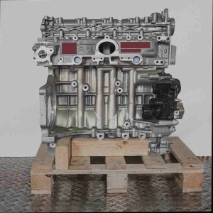 Silberner Motor D 15 DT (DV5RD) auf Holzpalette vor weißem Hintergrund. Der Motor ist detailliert und vollständig abgebildet.