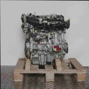 Motor D 16 DTH auf Holzpalette vor weißem Hintergrund. Frontale Seitenansicht des Motors, ideal für Ersatzteil- oder Reparaturzwecke.