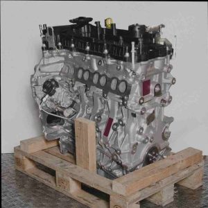 Motor D 16 DTN auf Holzpalette vor weißem Hintergrund. Seitenansicht des kompletten Motors, leicht schräg aufgenommen.