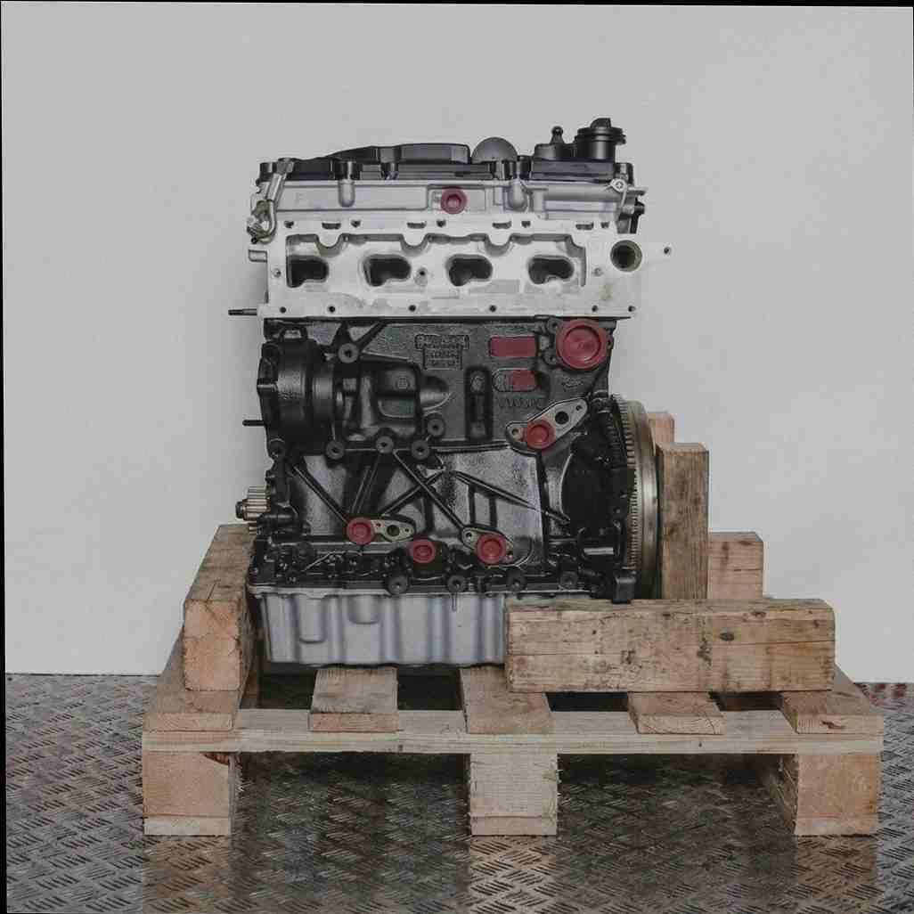 Seitenansicht des Motors DGDA auf einer Holzpalette vor weißem Hintergrund. Der Motor ist in Schwarz, Silber und Gelb gehalten.