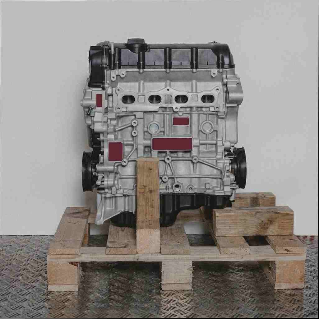 Seitenansicht eines DJKA Motors auf einer Holzpalette vor weißem Hintergrund. Der Motor ist vertikal ausgerichtet.