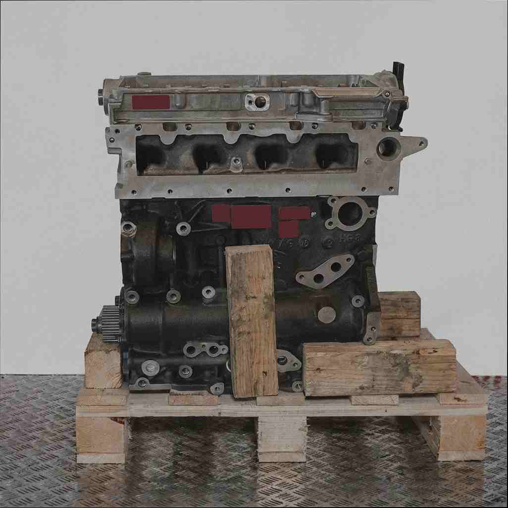 Seitenansicht eines schwarzen und silbernen Motors DLTA auf einer Holzpalette vor weißem Hintergrund. Der Motor ist vertikal ausgerichtet.