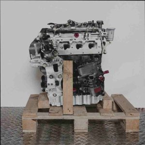 Motor DTSB auf Holzpalette vor weißem Hintergrund. Der schwarze und silberne Motor mit gelben und grünen Akzenten ist seitlich abgebildet.