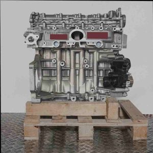 Silberner Motor DV5RC auf Holzpalette vor weißem Hintergrund. Der Motor mit schwarzen Bauteilen ist im Detail dargestellt.