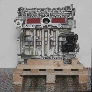 Silberner Motor DV5RCF auf Holzpalette vor weißem Hintergrund. Der Motor mit schwarzen Bauteilen ist frontal abgebildet. Deutlich erkennbar sind Schriftzüge und Symbole.