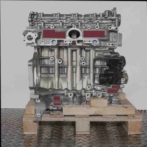 Seitenansicht eines Motors DV5RD auf einer Holzpalette vor weißem Hintergrund. Der Motor steht vertikal und ist detailliert dargestellt.