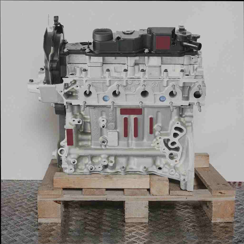 Frontalansicht eines DV6B Motors auf einer Holzpalette vor weißem Hintergrund. Das Bild zeigt den Motor ohne Logos oder Wasserzeichen.