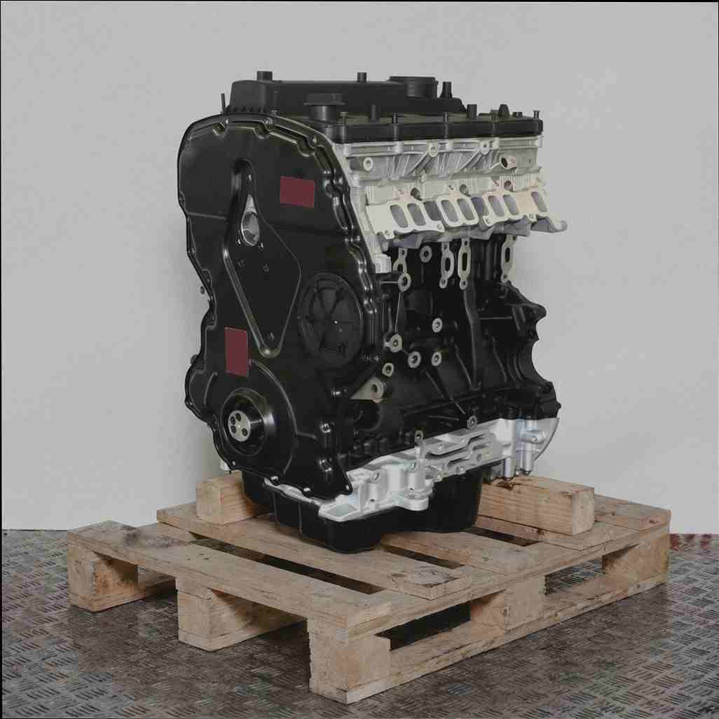Kompletter Motor GBVAJPF auf Holzpalette vor weißem Hintergrund. Der Motor in Schwarz und Silber zeigt technische Details auf der Abdeckung.