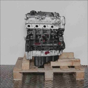Motor GBVAJQJ auf Holzpalette vor weißem Hintergrund. Der schwarze und silberne Motor ist seitlich ausgerichtet.