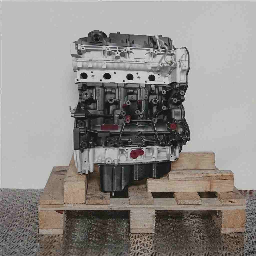 Motor GBVAJQJ auf Holzpalette vor weißem Hintergrund. Der schwarze und silberne Motor ist seitlich ausgerichtet.
