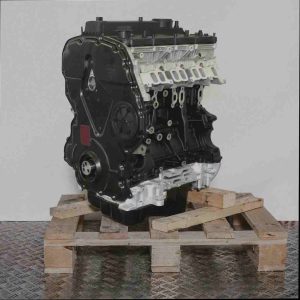 Schwarzer und silberner Motor GBVAJQW auf einer Holzpalette vor weißem Hintergrund. Detailaufnahme des Motors mit seinen Komponenten.
