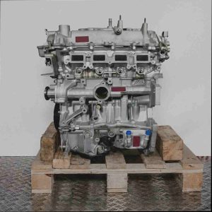 Kompletter Silber-Motor H5F 400 auf Holz-Palette vor weißem Hintergrund. Seitenansicht des Motors, ideal für technische Darstellungen.