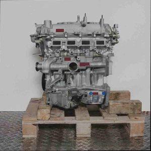 Silberner Motor H5F 408 auf Holzpalette vor weißem Hintergrund. Seitenansicht, vertikale Ausrichtung.