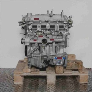 Seitenansicht eines Motors H5F 412 auf einer Holzpalette vor weißem Hintergrund. Der Motor ist vertikal ausgerichtet.