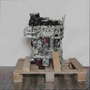 Motor HNS (EB2ADTS) auf Holzpalette vor weißem Hintergrund. Der silberne Motor mit schwarzen Abdeckungen und blauem Element ist von der Seite zu sehen.