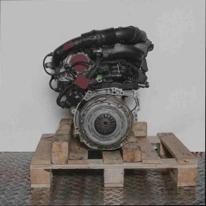 Kompletter Motor HNZ (EB2DT) auf Holzpalette vor weißem Hintergrund. Aufnahme von vorne/schräg vorne.
