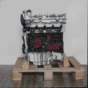 K4M 753 Motor auf Holzpalette vor weißem Hintergrund. Seitenansicht des silber-schwarz-silbernen Motors.