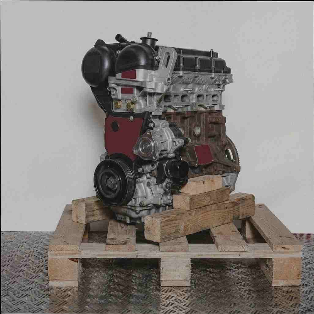 Seitenansicht des Motors M8MA auf einer Holzpalette vor weißem Hintergrund. Alle Komponenten des Motors sind deutlich erkennbar.