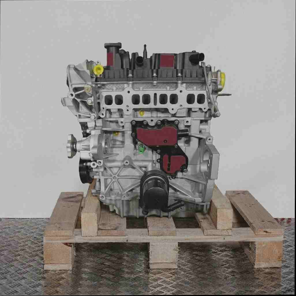 Seitenansicht des Motors M8MC auf einer Holzpalette vor weißem Hintergrund. Der Motor ist vollständig sichtbar und gerade ausgerichtet.