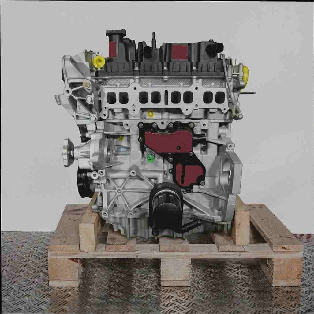 Motor M8MD auf Holzpalette vor weißem Hintergrund. Der vertikal ausgerichtete Motor zeigt schwarze Abdeckungen, einen silbernen Motorblock und gelbe Details. Ein Ölfilter ist am Motorblock angebracht.