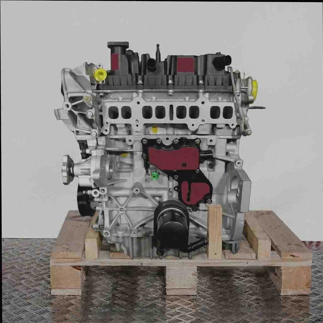Seitenansicht eines M9MC Verbrennungsmotors auf einer Holzpalette vor weißem Hintergrund. Der Motor zeigt gelbe Verschlüsse und schwarze Abdeckungen.