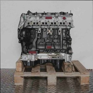Schwarzer und silberner Motor P5-AT auf Holzpalette vor weißem Hintergrund. Seitenansicht des Motors, der vertikal ausgerichtet ist.