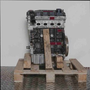 Motor RHR (DW10BTED4) auf Holzpalette vor weißem Hintergrund. Seitenansicht des Motors, vertikal ausgerichtet.