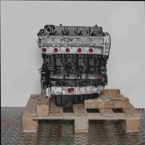 SA2W Automotor auf Holzpalette vor weißem Hintergrund. Der schwarze Motorblock und silberne Zylinderkopf sind seitlich zu sehen.