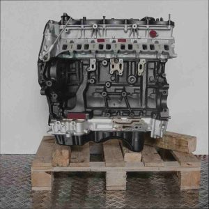 Motor SAFA auf Holzpalette vor weißem Hintergrund. Der schwarze Motorblock mit silbernen Elementen ist seitlich abgebildet.