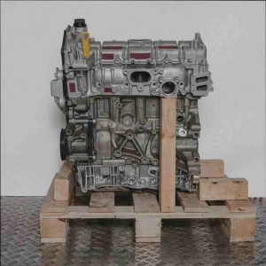 Motor T20DD0J auf Holzpalette vor weißem Hintergrund. Das Bild zeigt einen silber-schwarzen Motor in Seitenansicht.