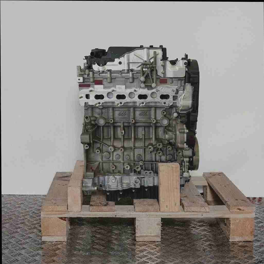 Motor T7MB auf Holzpalette vor weißem Hintergrund. Detailansicht des Motors, keine Logos oder Wasserzeichen.