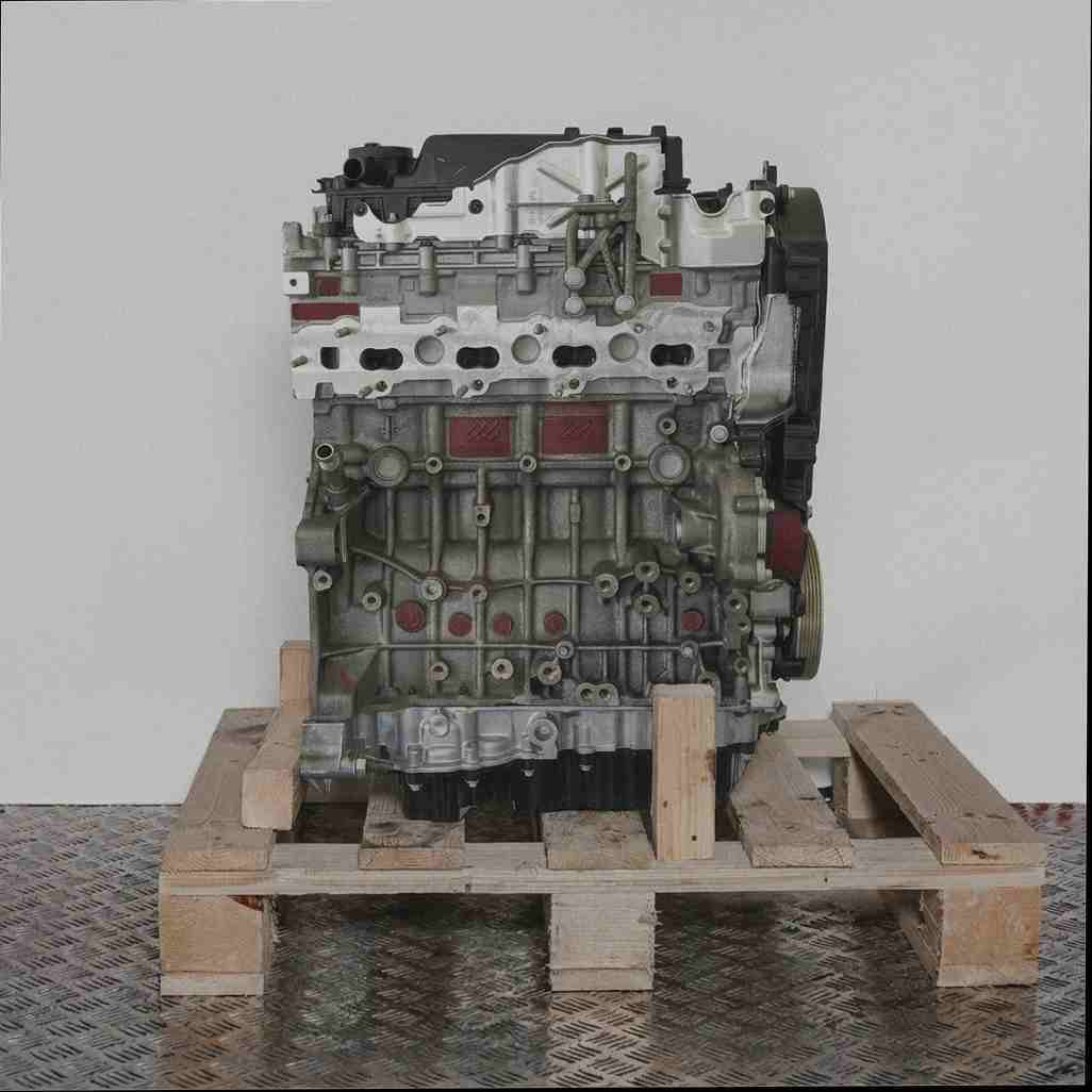 Motor T8MA auf Holzpalette vor weißem Hintergrund. Das farbige Bild zeigt den Motor in vertikaler Ausrichtung.