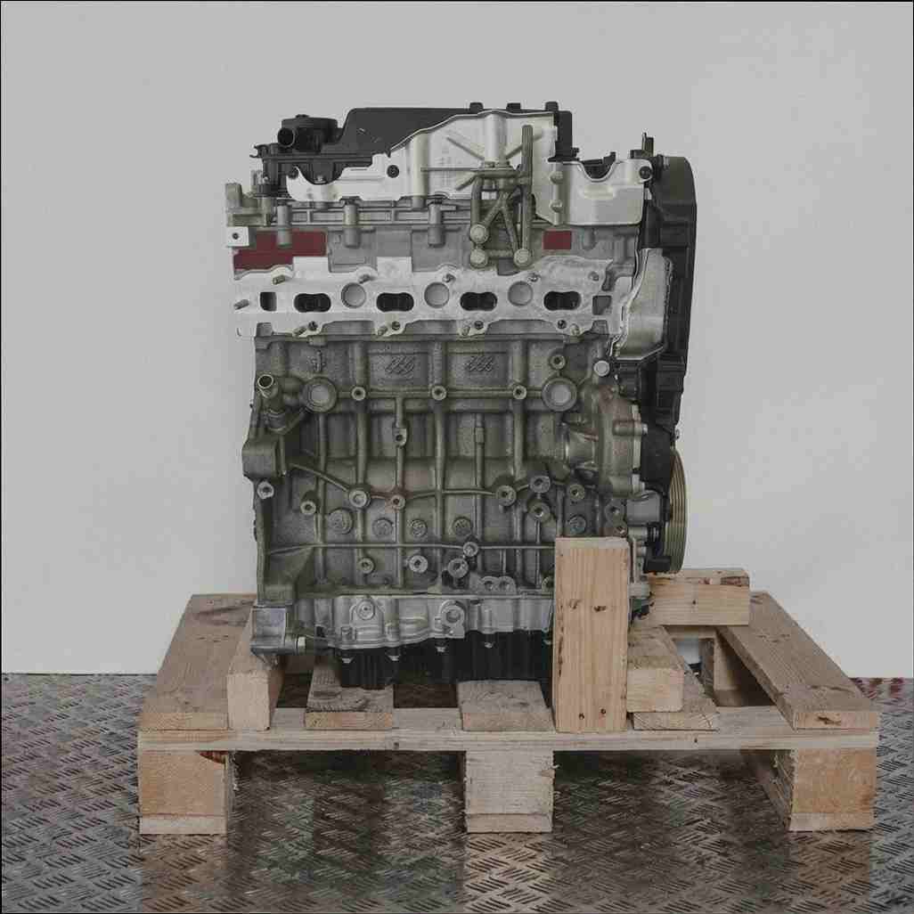 Motor T8MB auf Holzpalette vor weißem Hintergrund. Vertikale Ansicht des Motors, vollständig sichtbar.