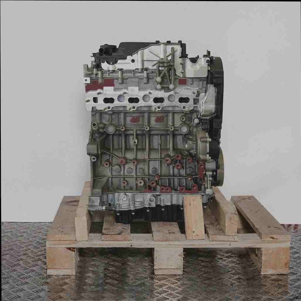Motor T8MC auf Holzpalette vor weißem Hintergrund. Seitenansicht des Motors, ohne Logos oder Wasserzeichen.